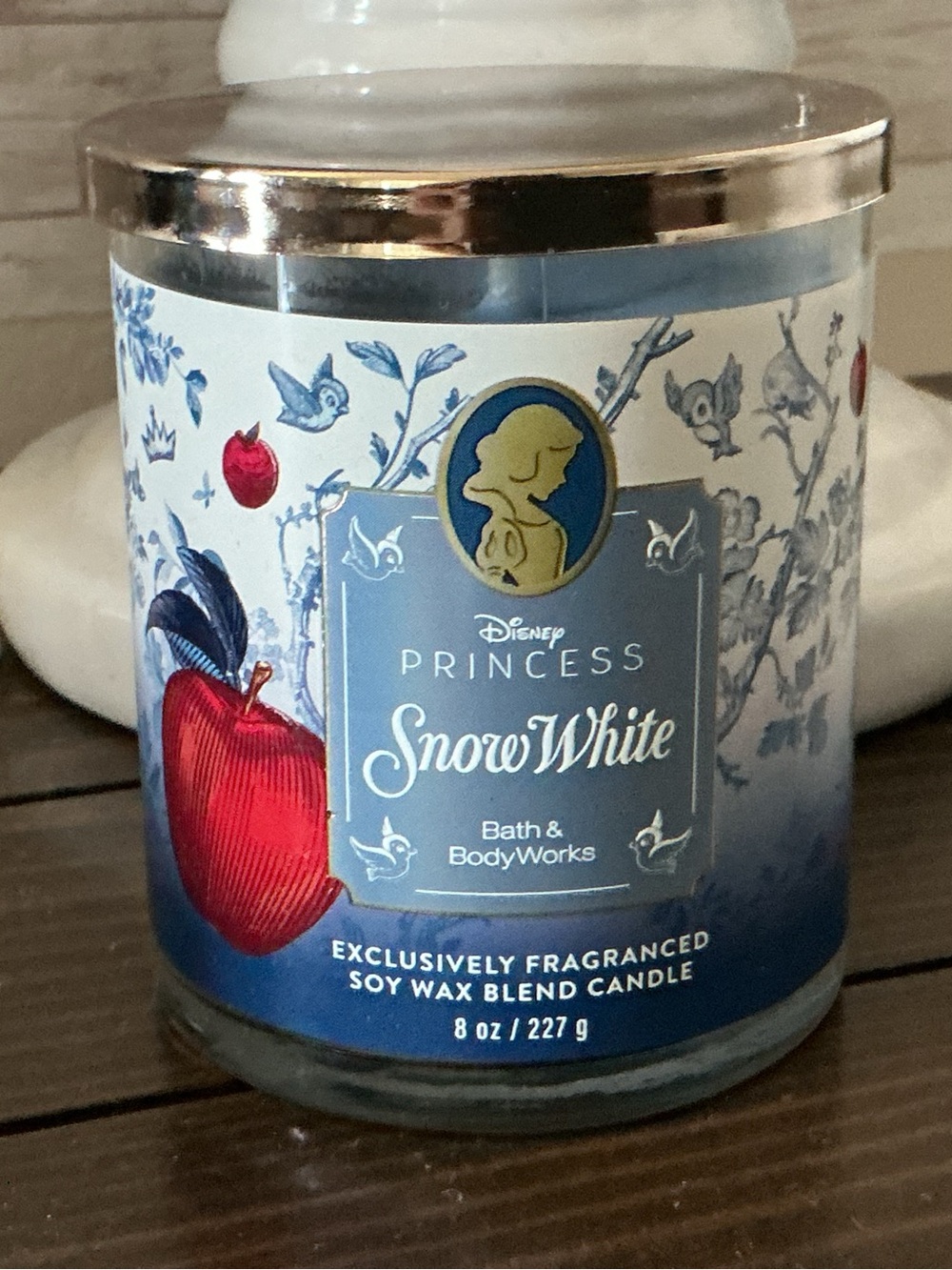 Bath & Body Works Snow White Scented Candle - Snow White princess edition new